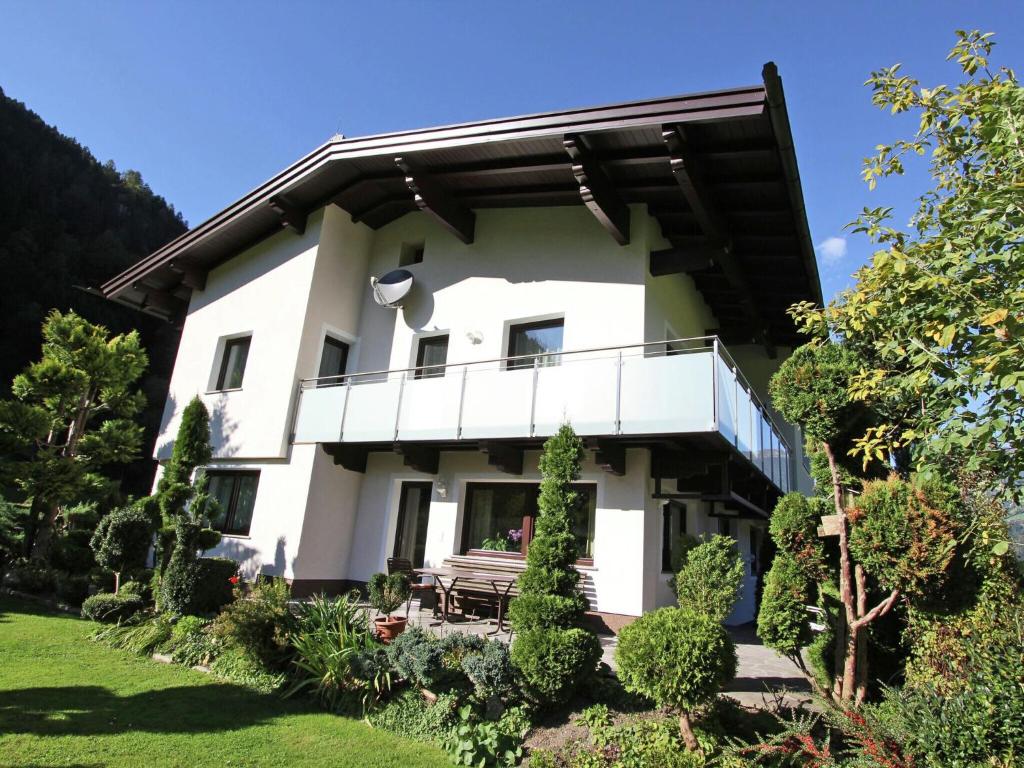 アシャウにあるCozy Apartment in Aschau im Zillertal near Ski Liftのバルコニー付きの広い白い家