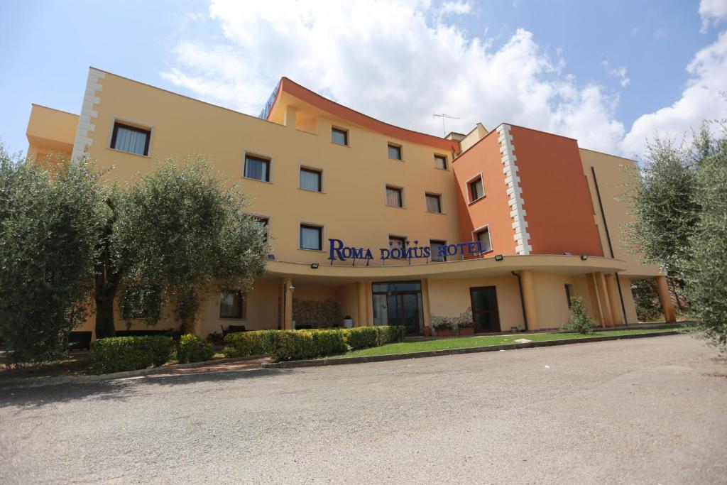 un bâtiment avec les mots « hôtel des palmiers royaux » dans l'établissement Roma Domus Hotel, à Ponzano Romano