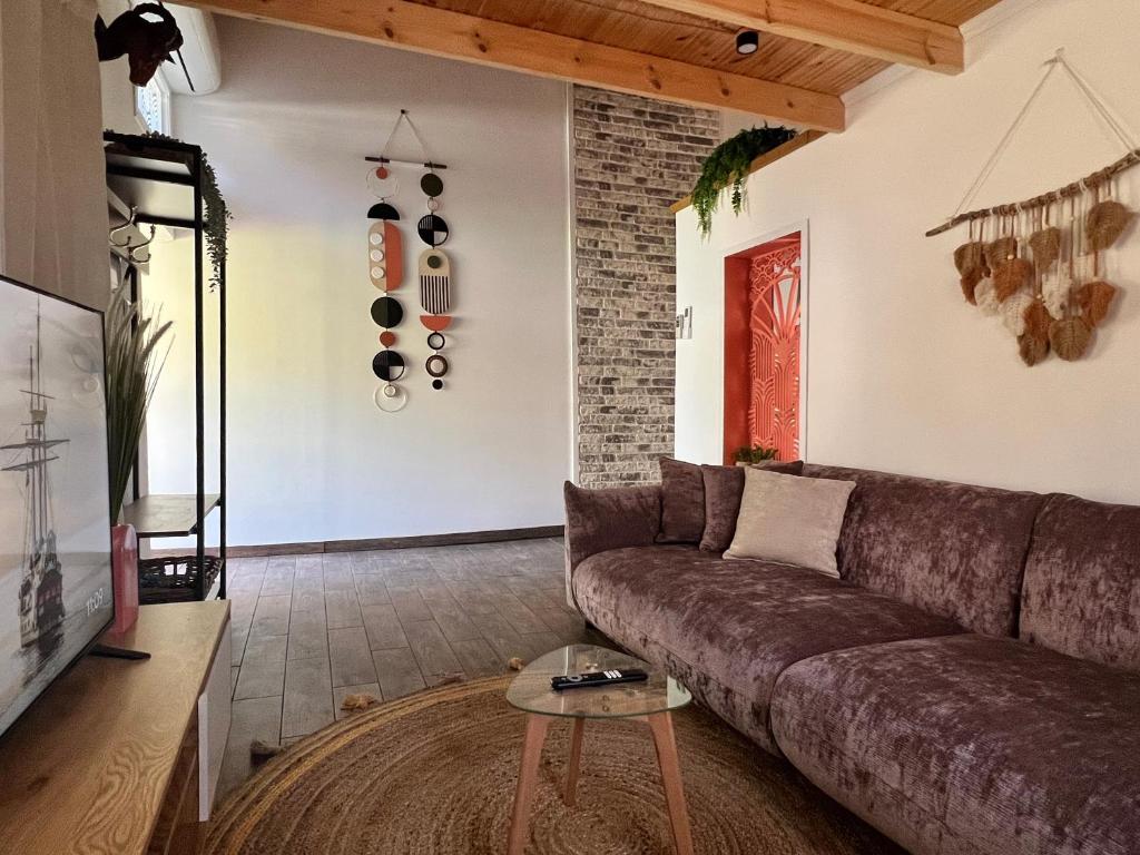 een woonkamer met een bank en een tafel bij Jordan River Village in Menaẖemya