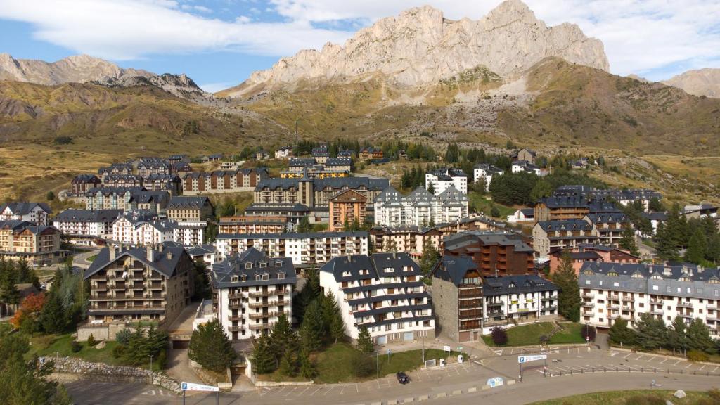 an aerial view of a town in the mountains at Apartamentos Formigal - Admite mascotas in Formigal