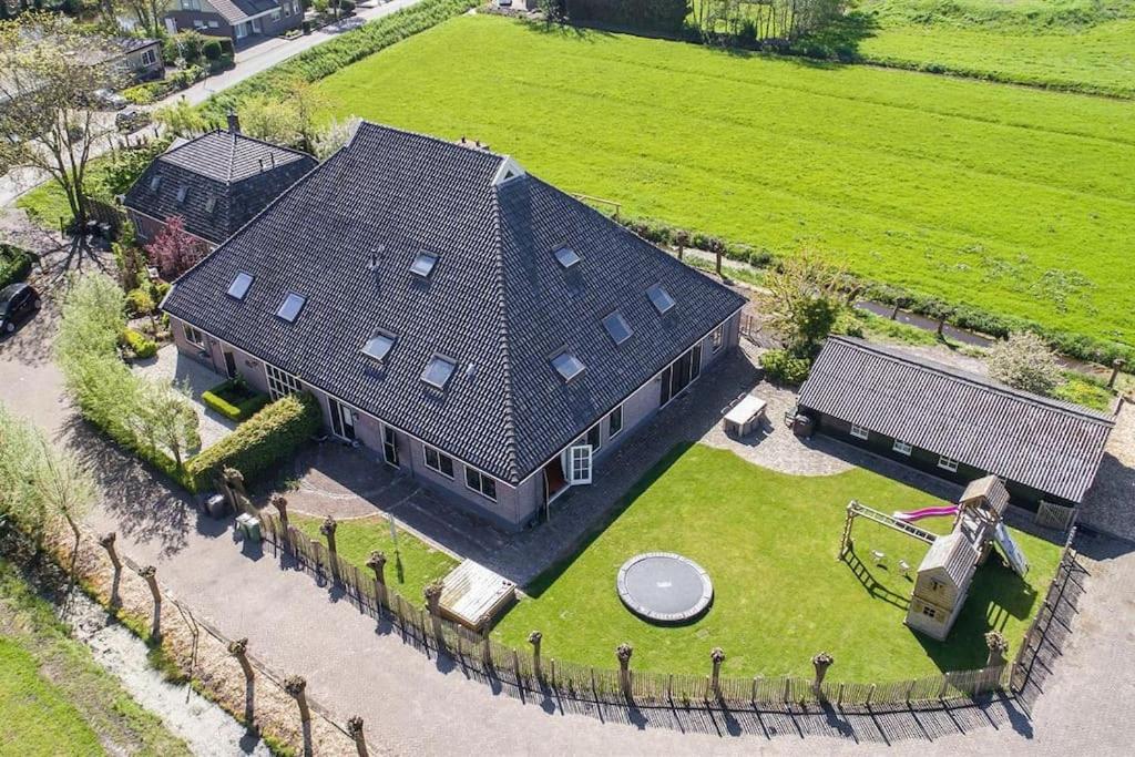 Ảnh trong thư viện ảnh của Farmvilla with hottub and outdoor kitchen ở Beets
