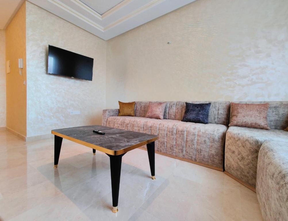 een woonkamer met een bank en een salontafel bij Appartment in Tanger City Center - 5min to The Beach - Free Parking in Tanger