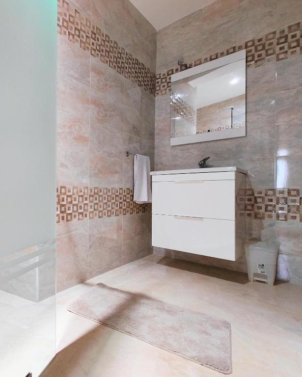 Een badkamer bij Appartment in Tanger City Center - 5min to The Beach - Free Parking