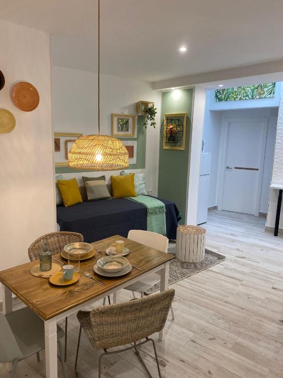 sala de estar con mesa y cama en La Casita M&S, en Albacete