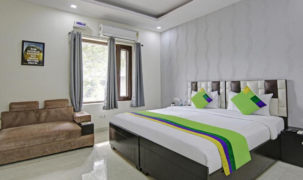 Postel nebo postele na pokoji v ubytování Treebo Modern Stays