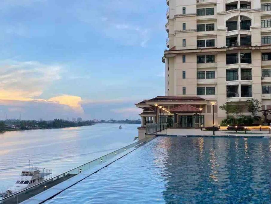 um edifício com piscina junto a um rio em Cozy*Home @ Riverine Diamond Kuching em Kuching