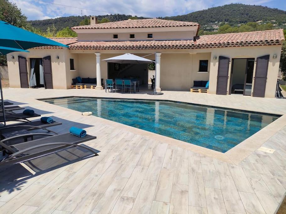 une piscine devant une maison dans l'établissement MAGNIFIQUE VILLA MODERNE ENTRE MER ET MONTAGNE, à Le Tignet