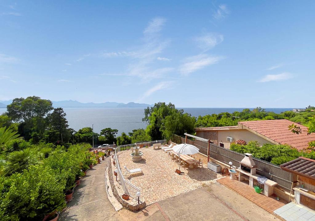 Haus mit Balkon und Blick auf das Wasser in der Unterkunft Solemar Sicilia - Villa Elis in Bagheria