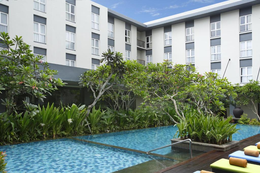 Bazén v ubytování Hotel Santika Mataram nebo v jeho okolí