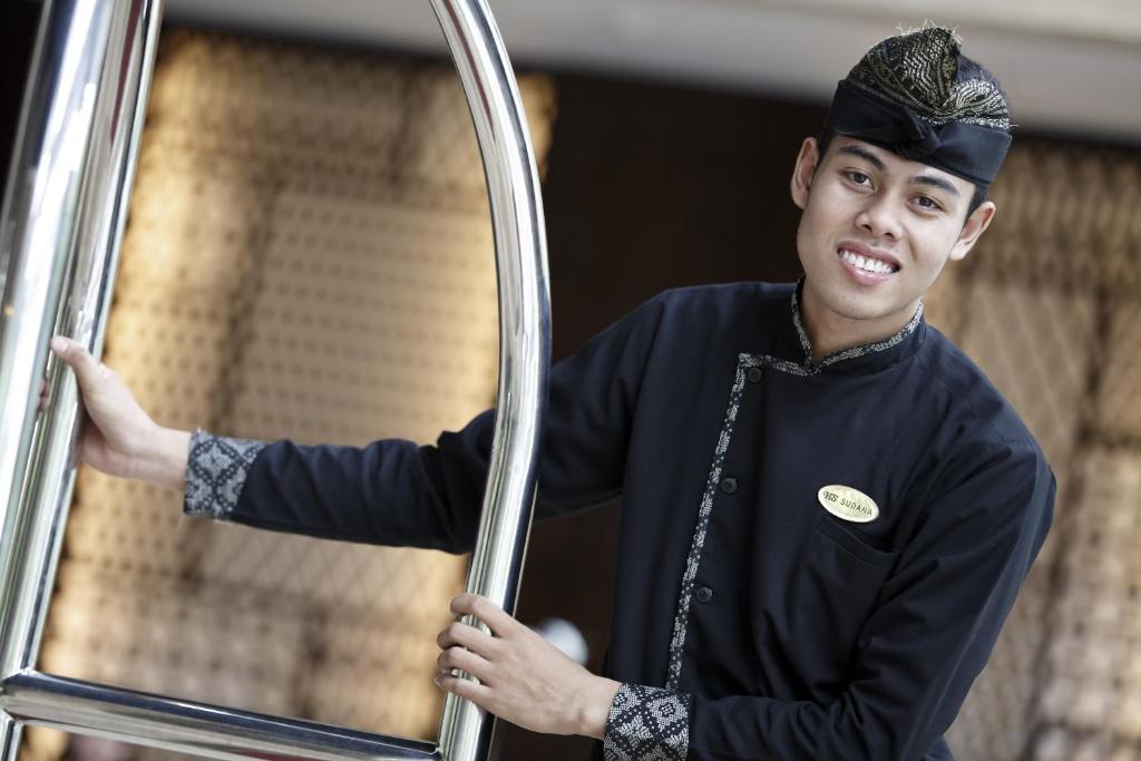 Členové personálu v ubytování Hotel Santika Mataram