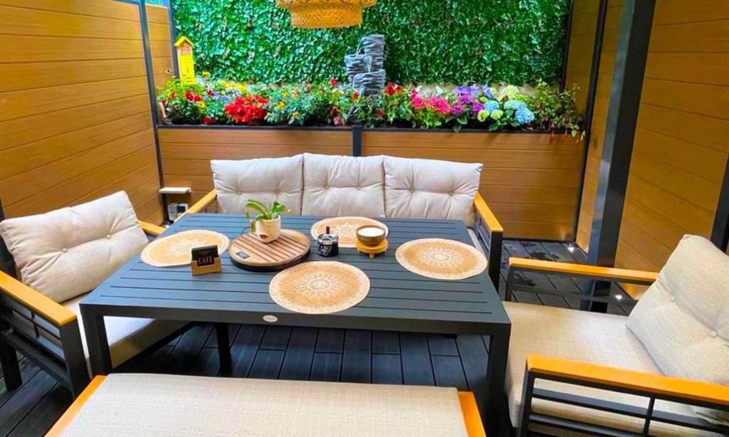 einen Tisch mit zwei Teller Essen drauf. in der Unterkunft T1/ terrasse /proche centre Lyon in La Mulatière