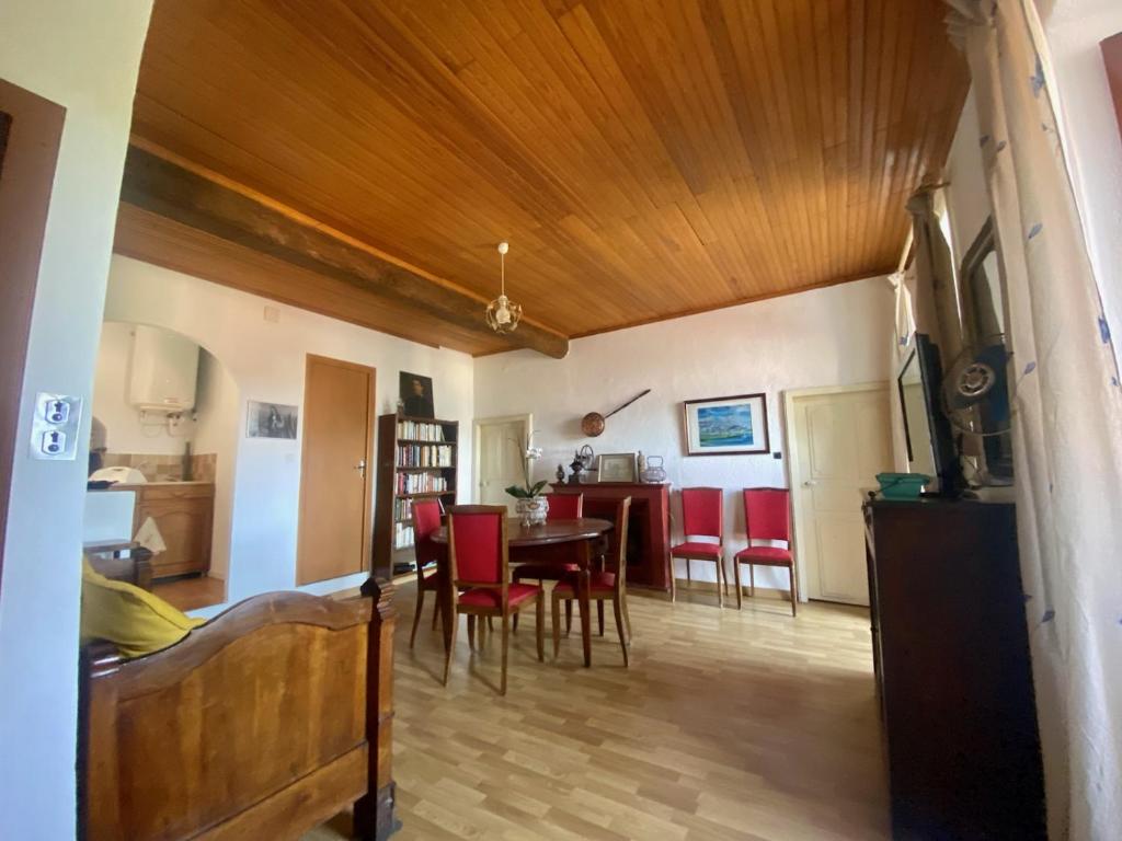 - un salon et une salle à manger avec une table et des chaises dans l'établissement Appartement 3 pièces 60 m2, à Quenza