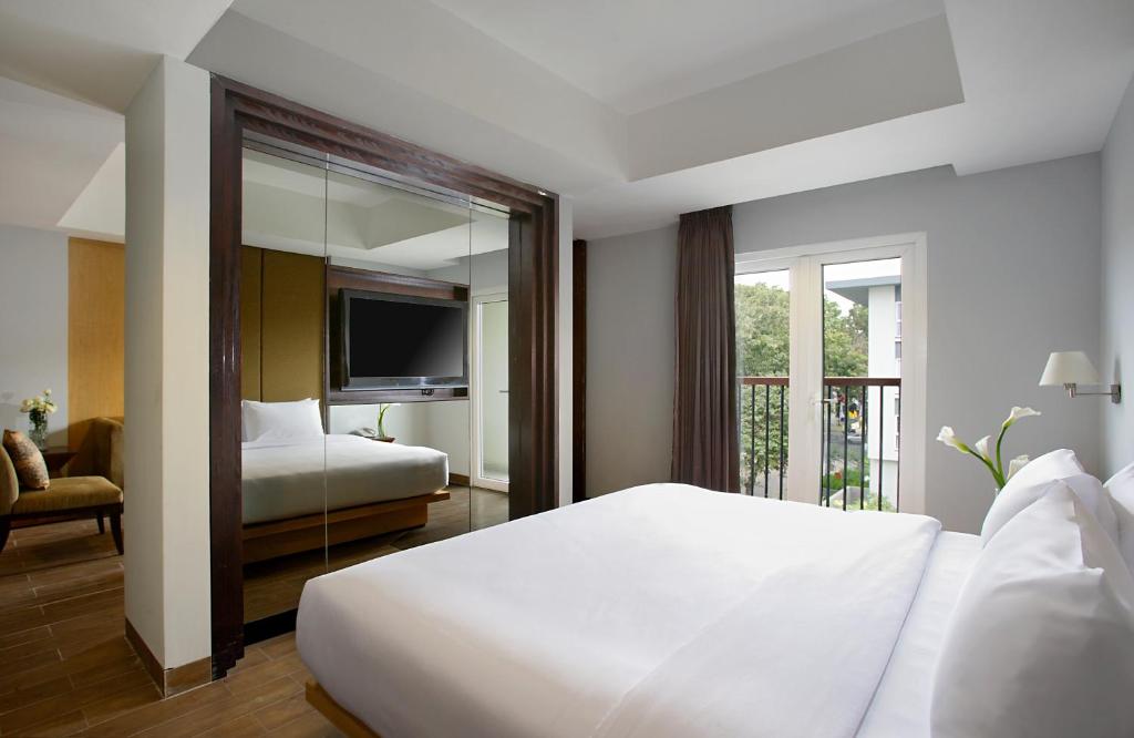 Postel nebo postele na pokoji v ubytování Hotel Santika Mataram