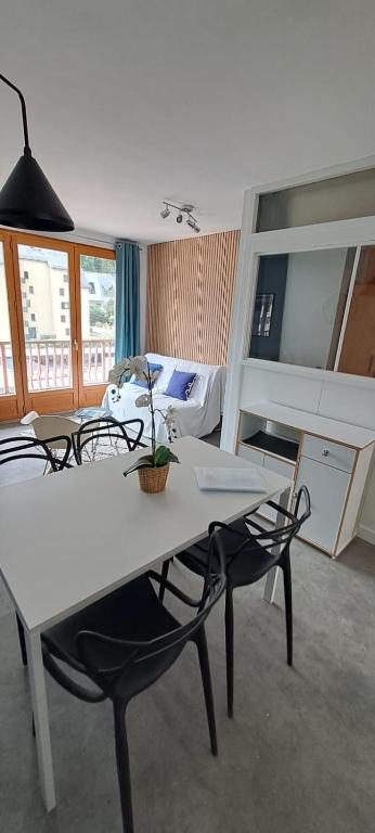 Fotografia z galérie ubytovania Appartement 2 à 4 personnes Luchon centre v destinácii Bagnères-de-Luchon