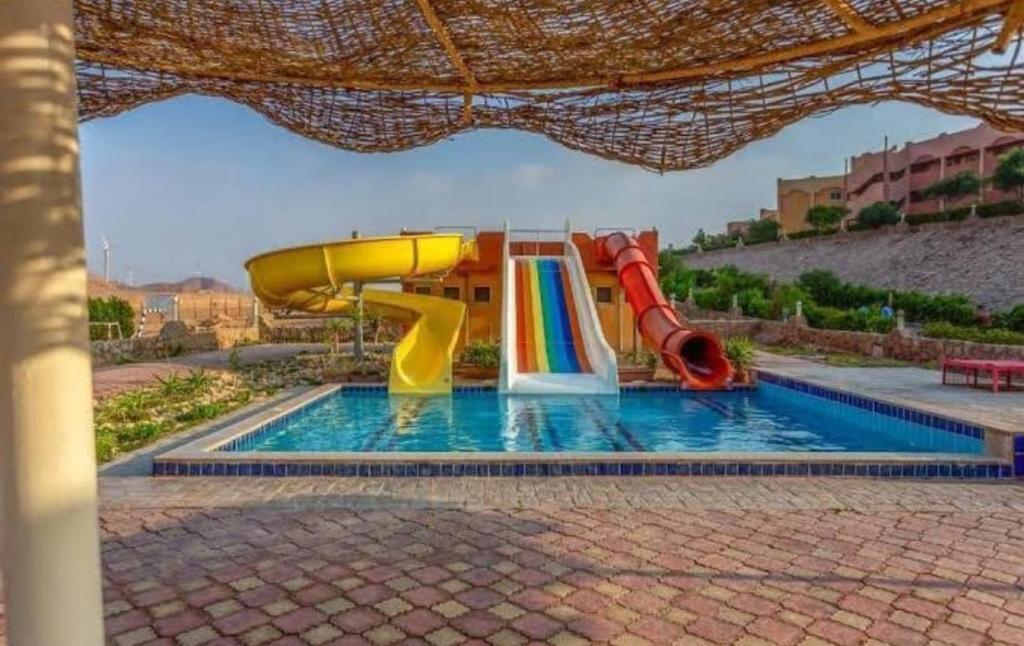 basen ze zjeżdżalnią wodną i park wodny w obiekcie Villa for Rent @ El Fanar Resort (Zaafarana-Sokhna) w mieście Ajn Suchna