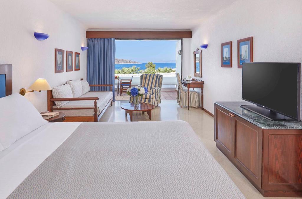 TV a/nebo společenská místnost v ubytování Elounda Bay Palace, a Member of the Leading Hotels of the World