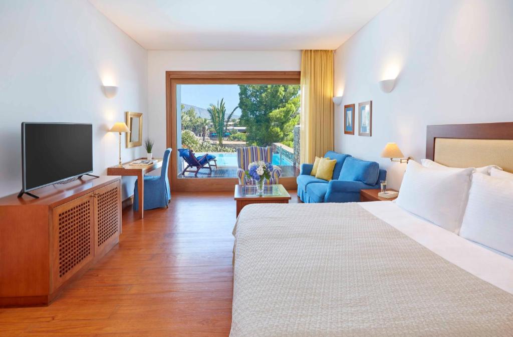 Postel nebo postele na pokoji v ubytování Elounda Bay Palace, a Member of the Leading Hotels of the World