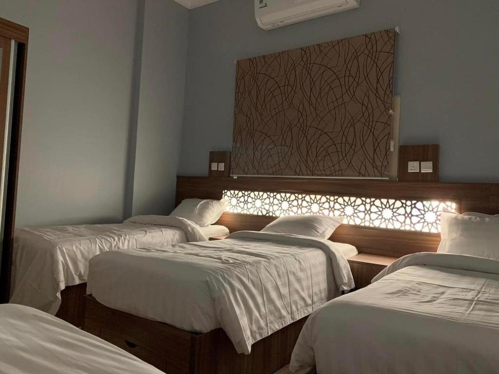 Säng eller sängar i ett rum på Aya Hostel