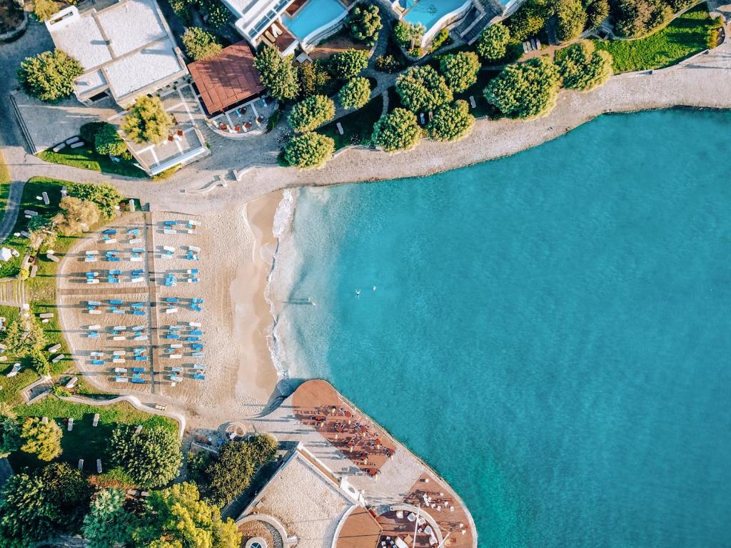 een luchtzicht op een strand met een resort bij Elounda Bay Palace, a Member of the Leading Hotels of the World in Elounda