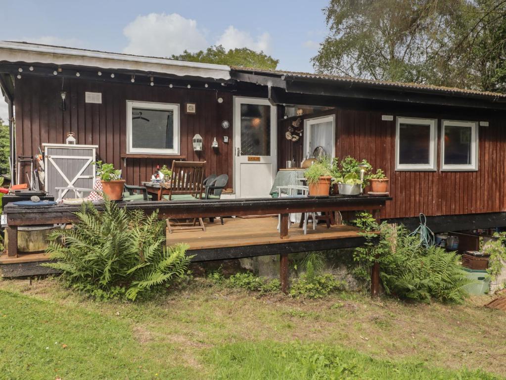 Casa con porche de madera y terraza en Awelon, en Newcastle Emlyn