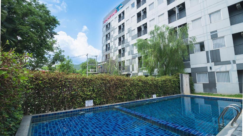einem Pool vor einem Gebäude in der Unterkunft Fortune D Plus Hotel Khaoyai in Mu Si