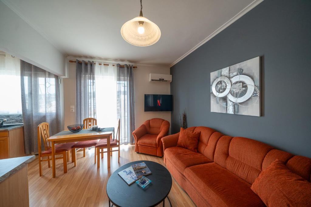 Your Home by the Sea for 3 in Xylokastro tesisinde bir oturma alanı