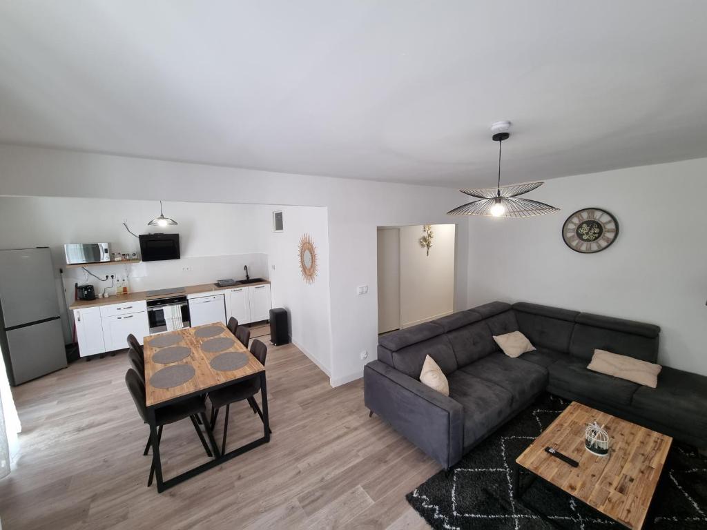 un salon avec un canapé et une table dans l'établissement etienne dollet, à Béziers