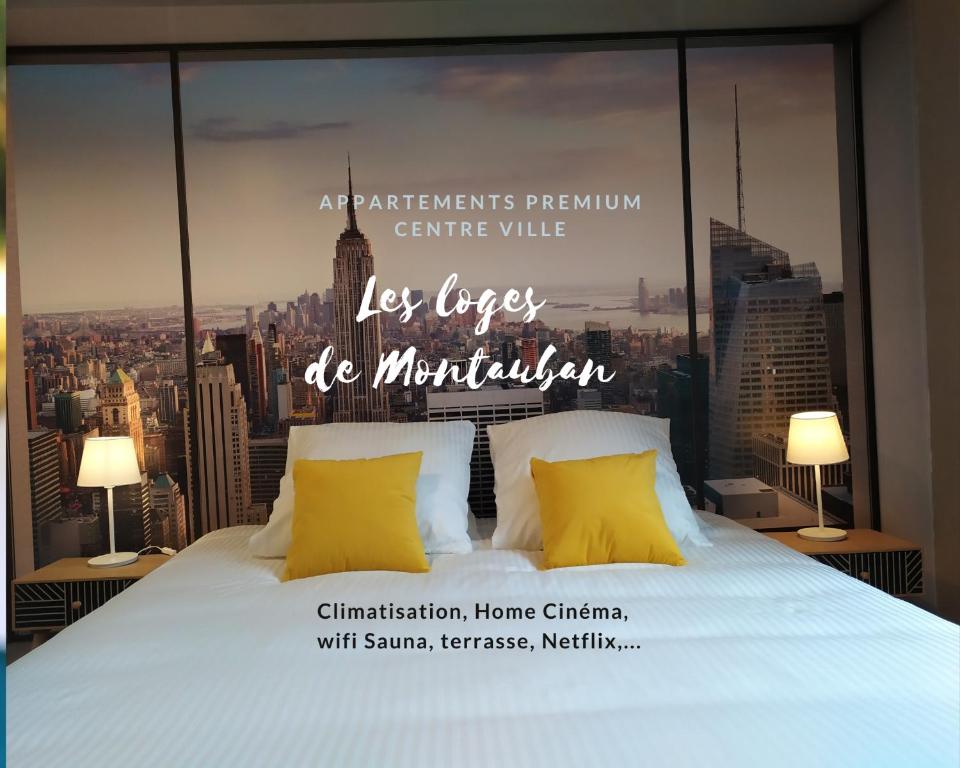 sypialnia z łóżkiem z plakatem miasta w obiekcie Les Loges de Montauban w mieście Montauban