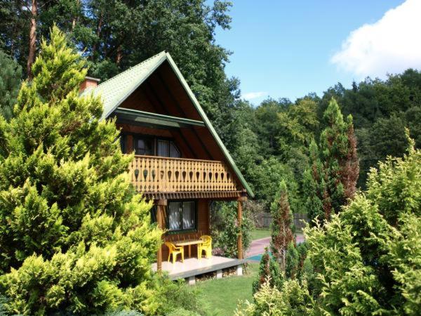 una casa en medio de un bosque en Zielony Domek, en Ruciane-Nida