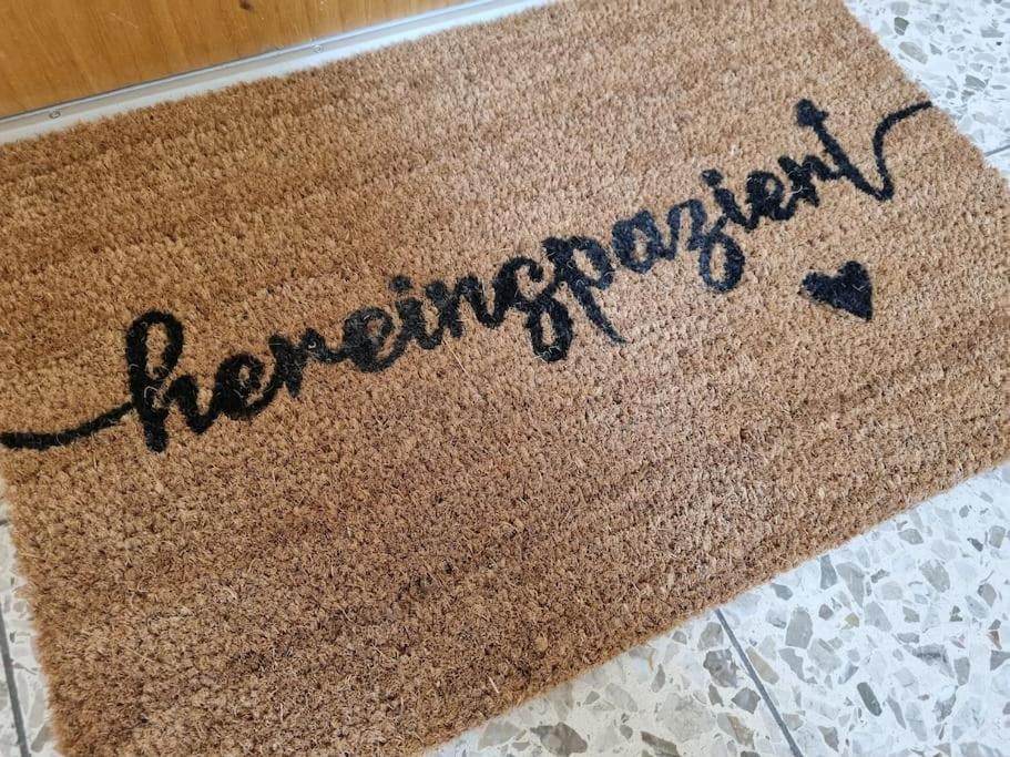 una alfombra de bienvenida con la palabra mejora escrita en ella en ~Ferienwohnung Sandhausen / HD~, en Sandhausen