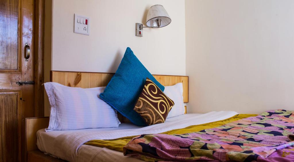 Rúm í herbergi á Siala Guest House