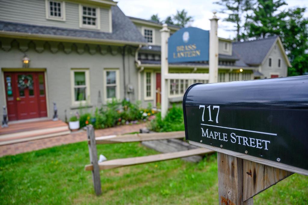 uma caixa de correio em frente a uma casa em Brass Lantern Inn em Stowe