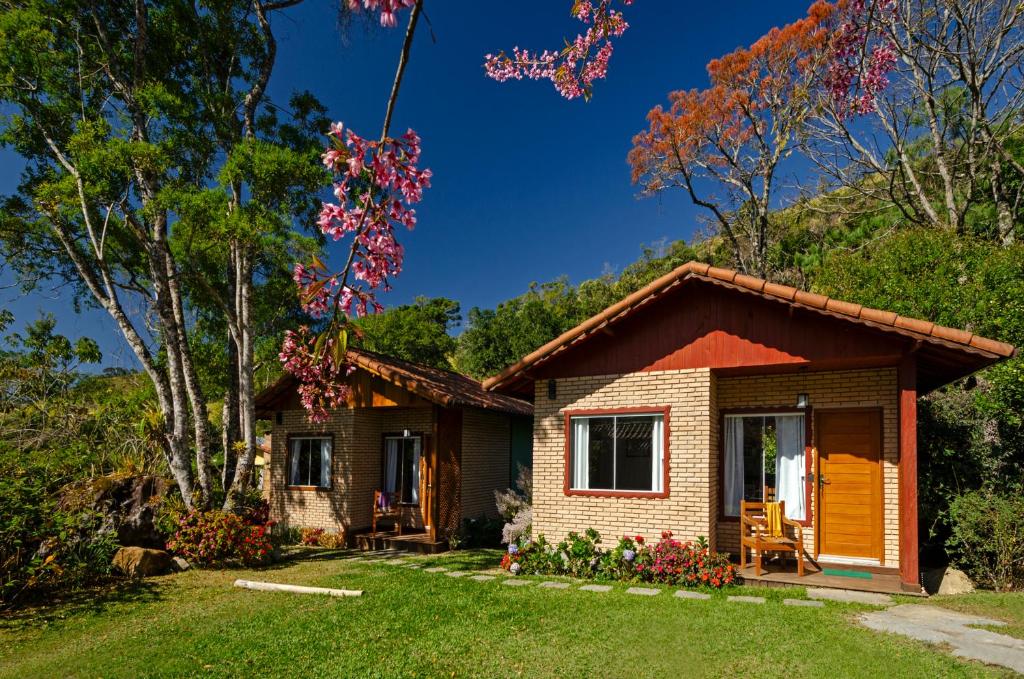 uma pequena casa no meio de um quintal em Chalé Flores e Amores em Visconde de Mauá