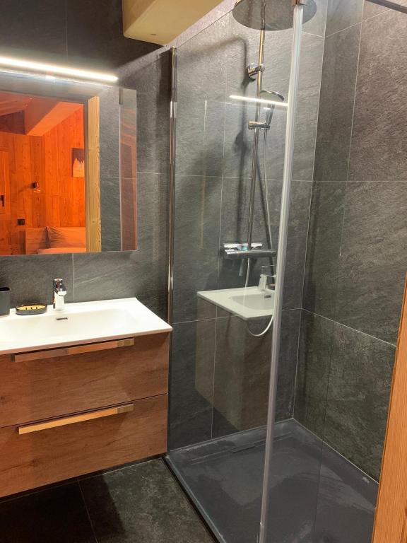 Kúpeľňa v ubytovaní chalet du Champel jacuzzi