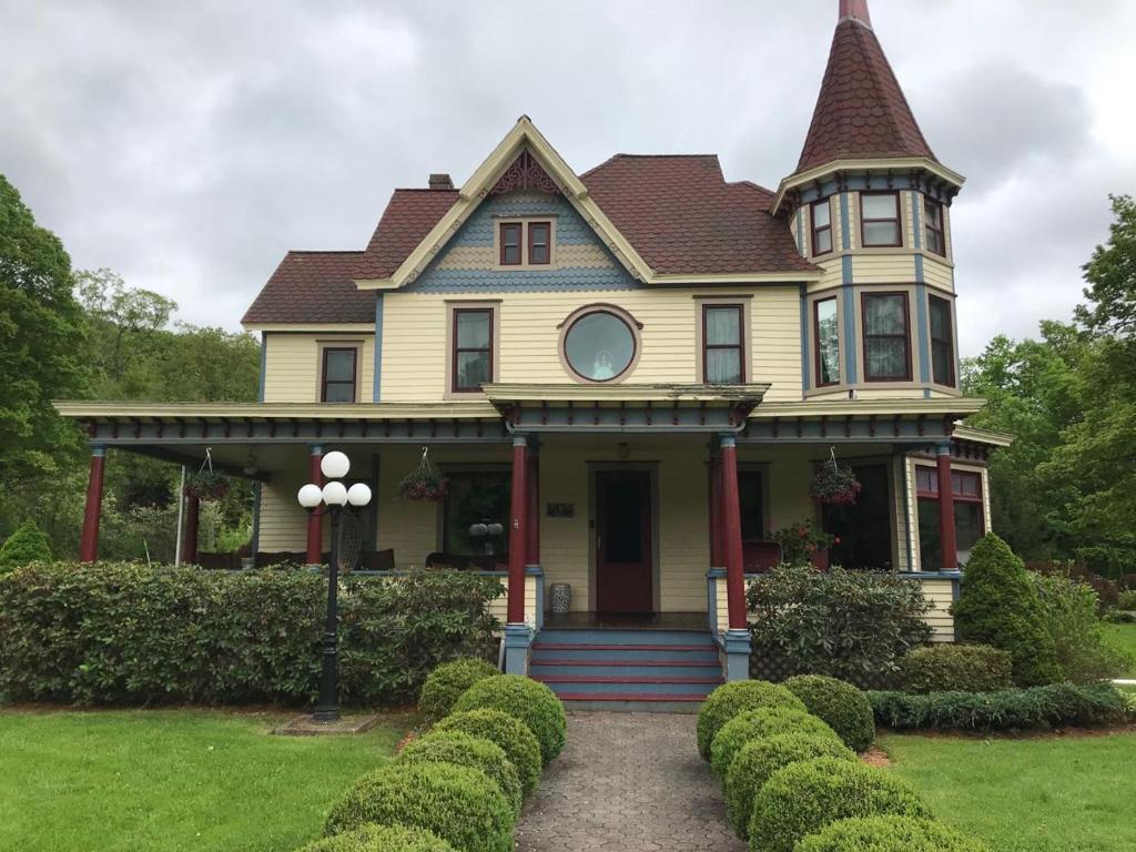 una casa grande con una torreta encima en French Provincial King Room en Andes