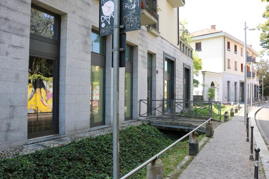 a street sign on a pole in front of a building at Michelangelo Navigli Loft Experience - Via Magolfa in Milan