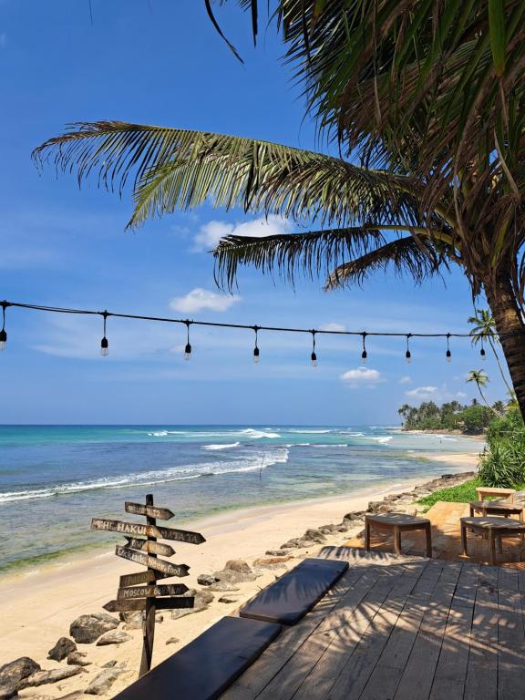 un bar de playa con vistas a la playa en Sri Lanka Surf Villa Domus Graziella, en Ahangama