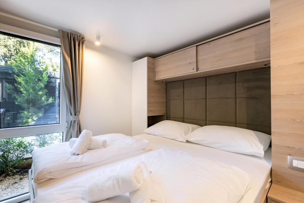 Postel nebo postele na pokoji v ubytování Mobile Homes & Bungalows Ljutić