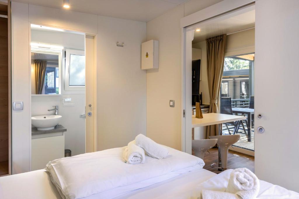 Postel nebo postele na pokoji v ubytování Mobile Homes & Bungalows Ljutić