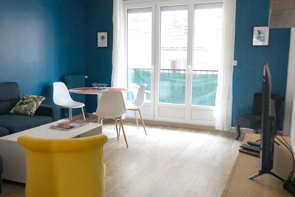 un salon avec un canapé, une table et des chaises dans l'établissement Duguesclin, au Havre