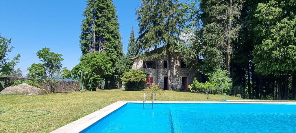 a swimming pool in the yard of a house at Moradia no Gerês - O Africanista in Soengas