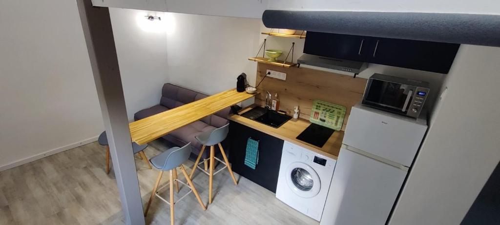 an overhead view of a small kitchen with a counter at Studio de caractère à Orange in Orange