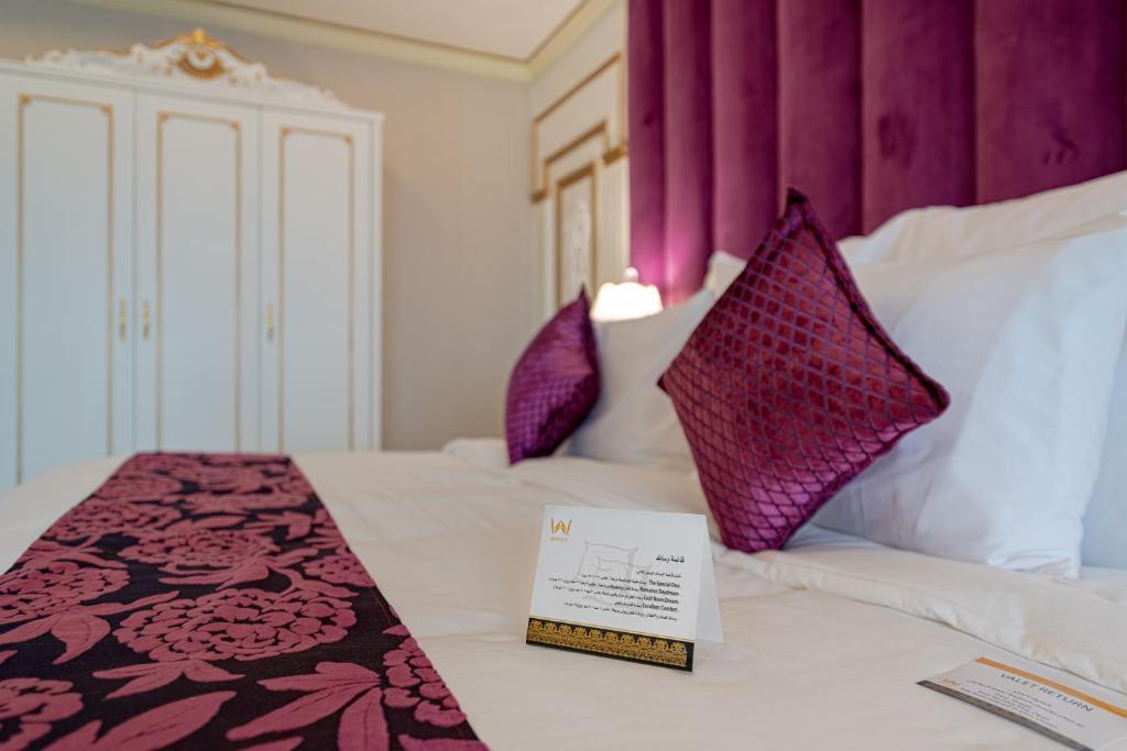 Postel nebo postele na pokoji v ubytování WA Hotel