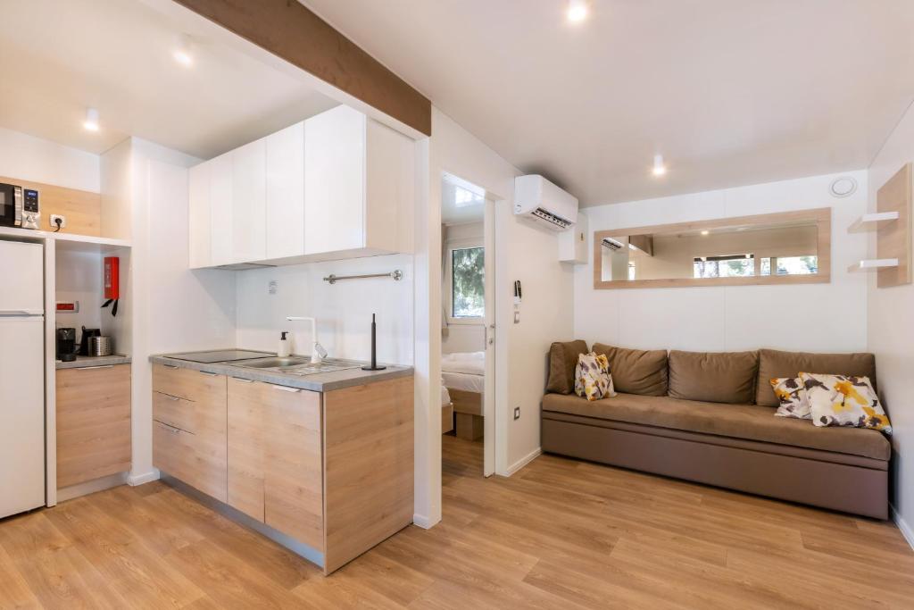 Kuchyň nebo kuchyňský kout v ubytování Mobile Homes & Bungalows Ljutić