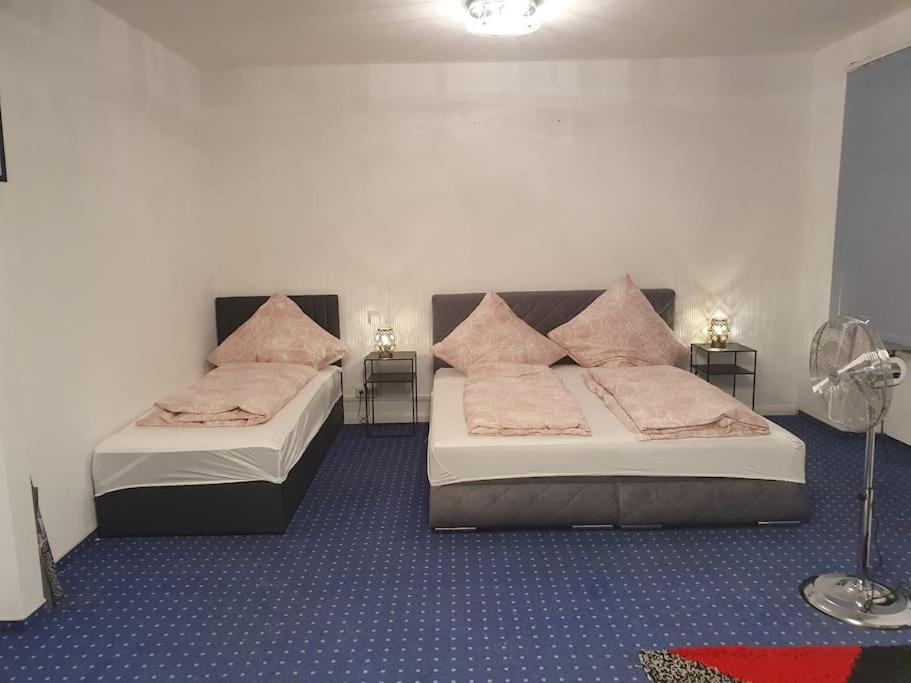 1 Schlafzimmer mit 2 Betten und rosa Kissen in der Unterkunft ST2 Apartment in Triberg