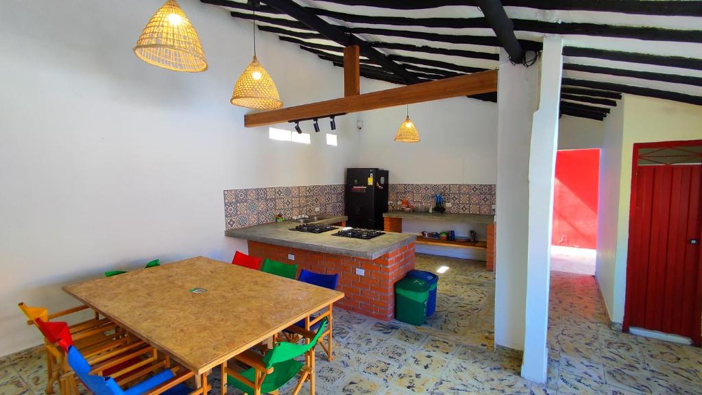 cocina con mesa y sillas y cocina con fogones en Trip Monkey Hostel, en San Gil