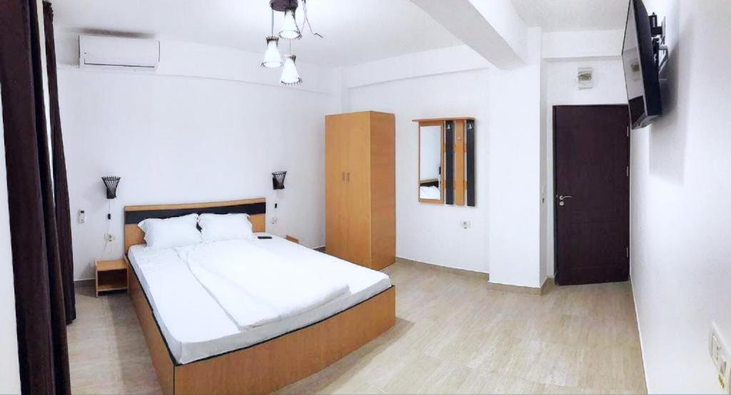 1 dormitorio con 1 cama grande en una habitación en Hotel Blue Sky Resort en Eforie Nord
