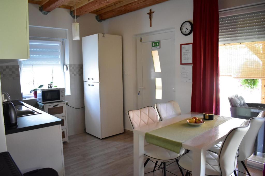 Kuchyňa alebo kuchynka v ubytovaní Apartman Tea