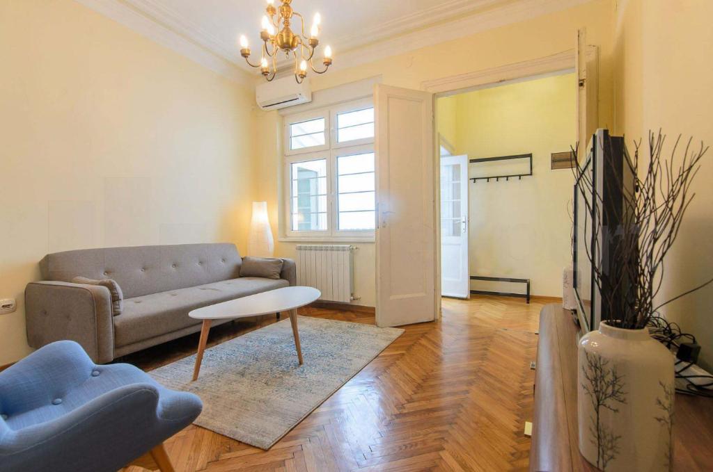 een woonkamer met een bank en een tafel bij Gundulic in Belgrado