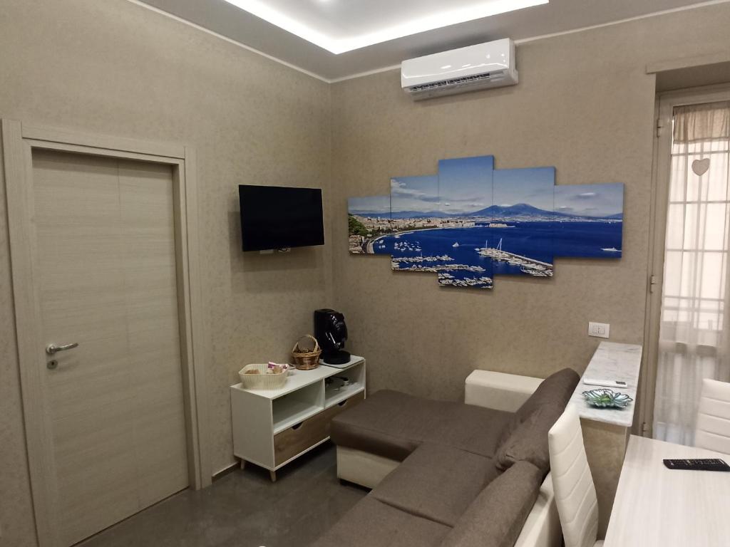 - un salon avec un canapé et une télévision dans l'établissement A casa e Annarell, à Naples